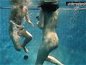 2 splendid amateurs displaying their bods off under water